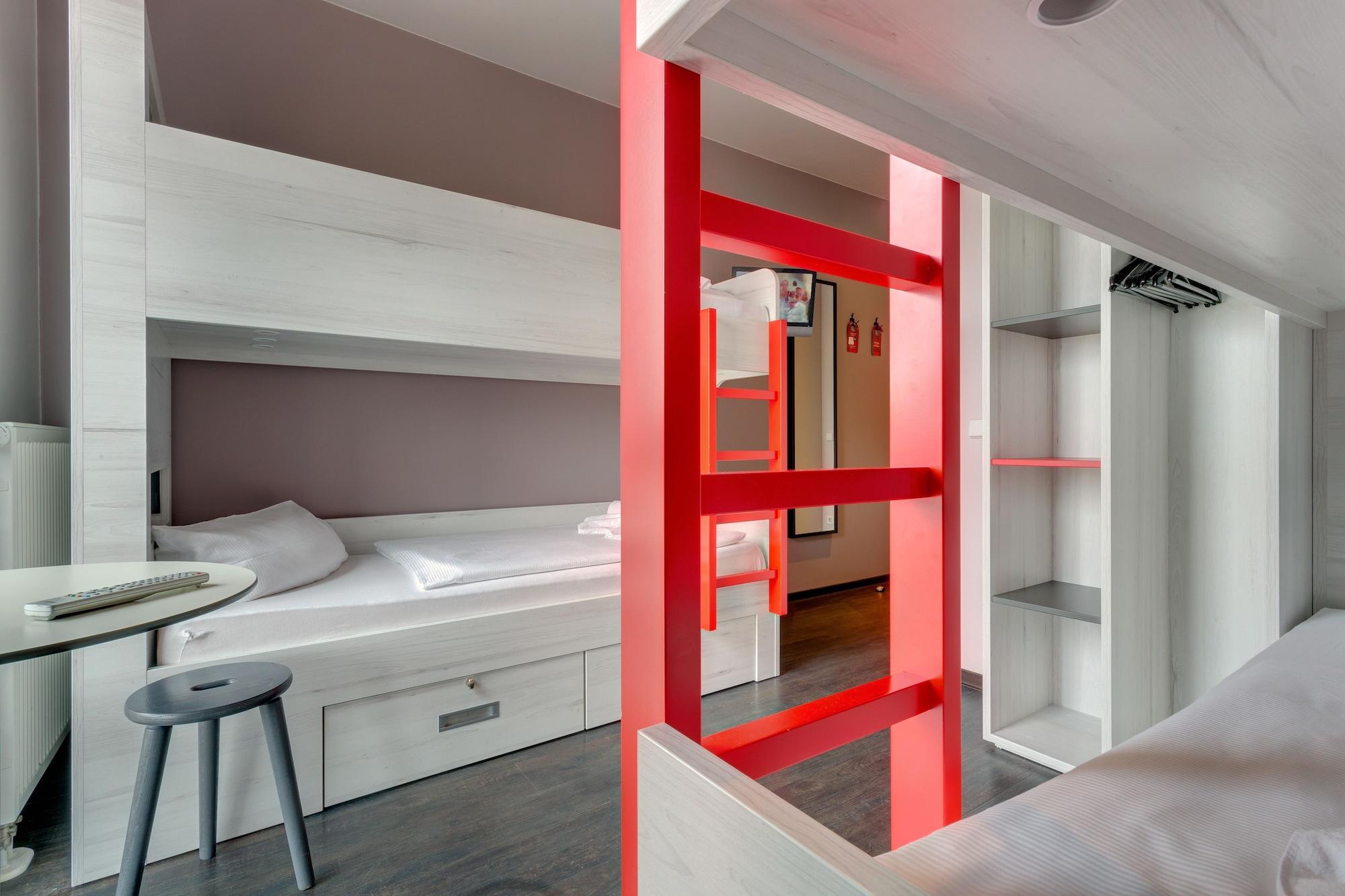 Meininger Hotel Berlin Alexanderplatz Bagian luar foto