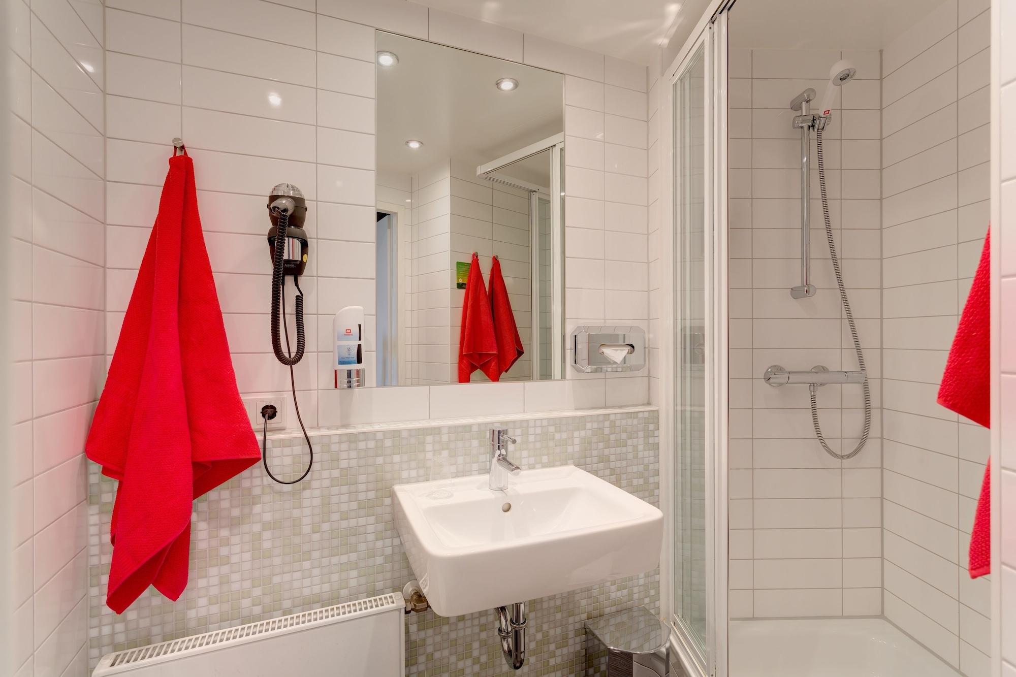 Meininger Hotel Berlin Alexanderplatz Bagian luar foto