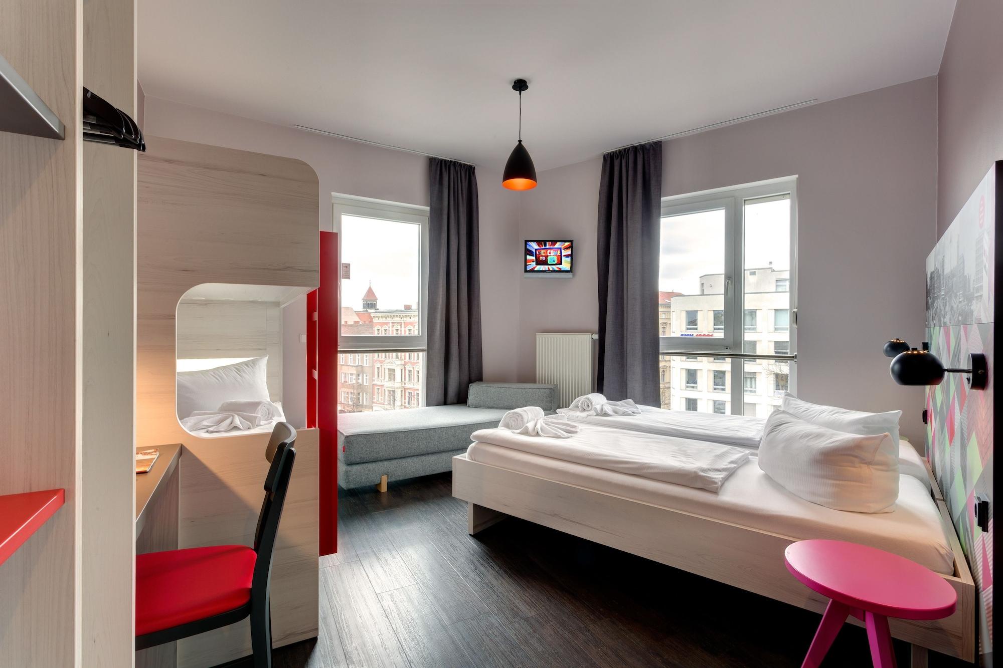 Meininger Hotel Berlin Alexanderplatz Bagian luar foto