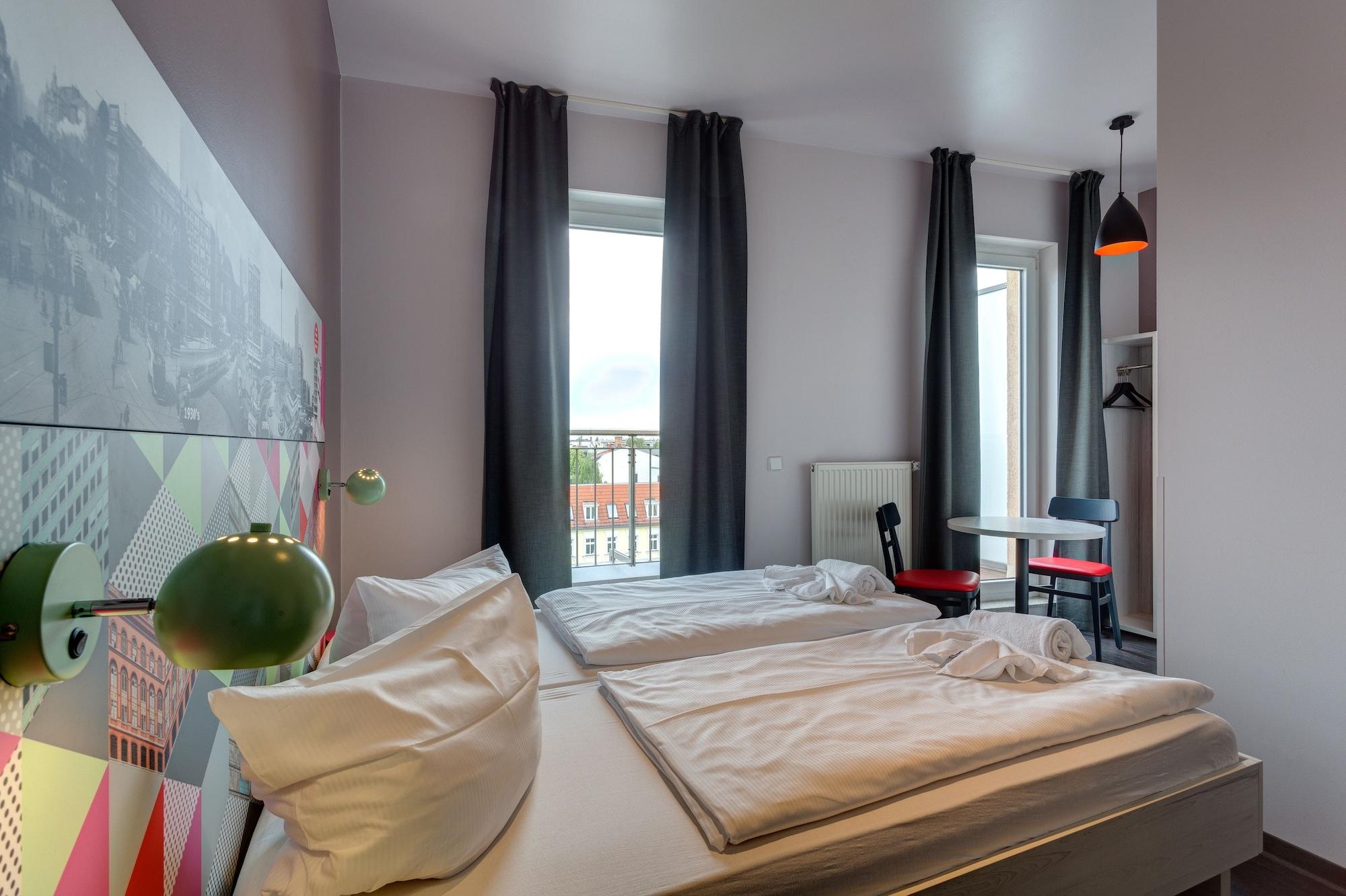 Meininger Hotel Berlin Alexanderplatz Bagian luar foto