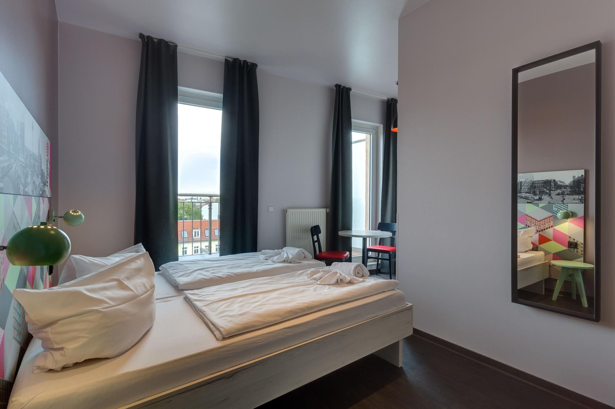 Meininger Hotel Berlin Alexanderplatz Bagian luar foto