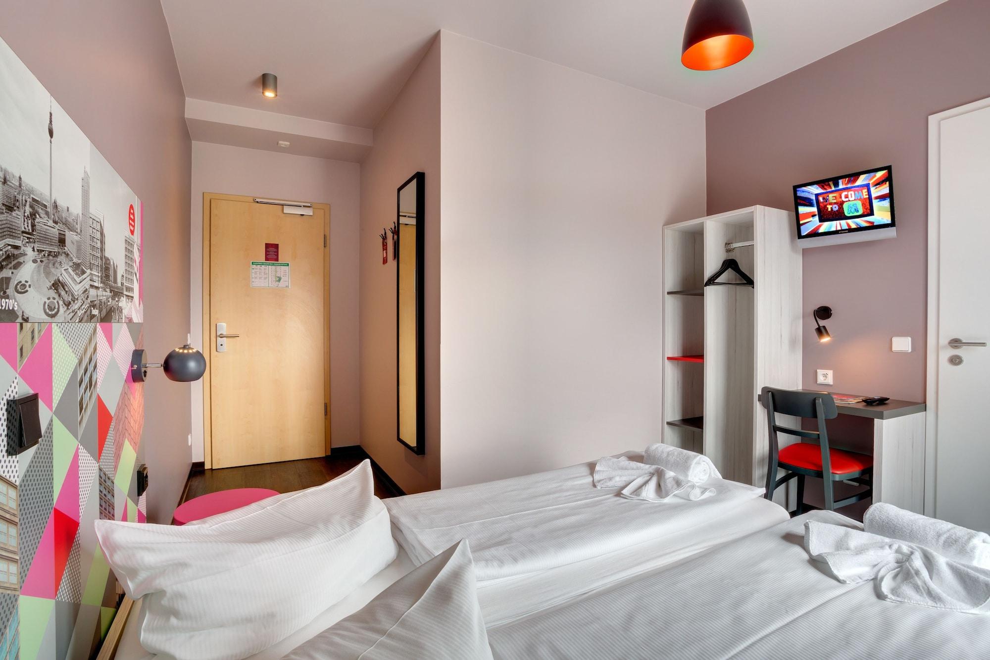 Meininger Hotel Berlin Alexanderplatz Bagian luar foto