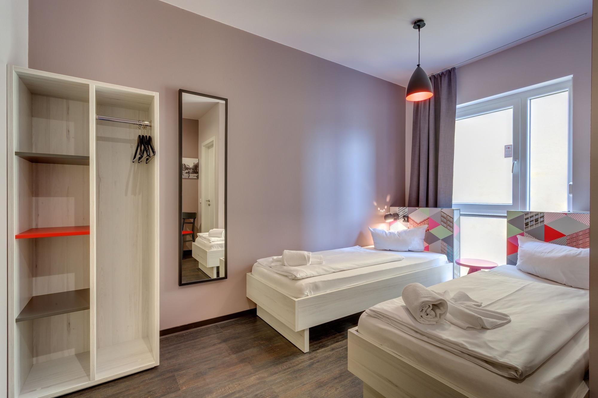 Meininger Hotel Berlin Alexanderplatz Bagian luar foto