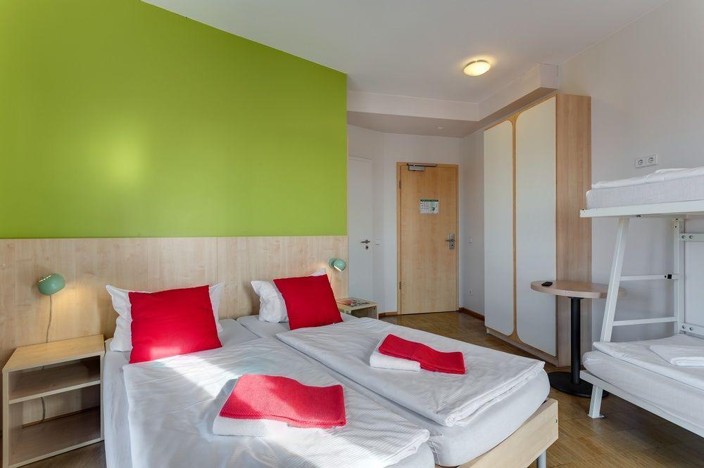 Meininger Hotel Berlin Alexanderplatz Bagian luar foto