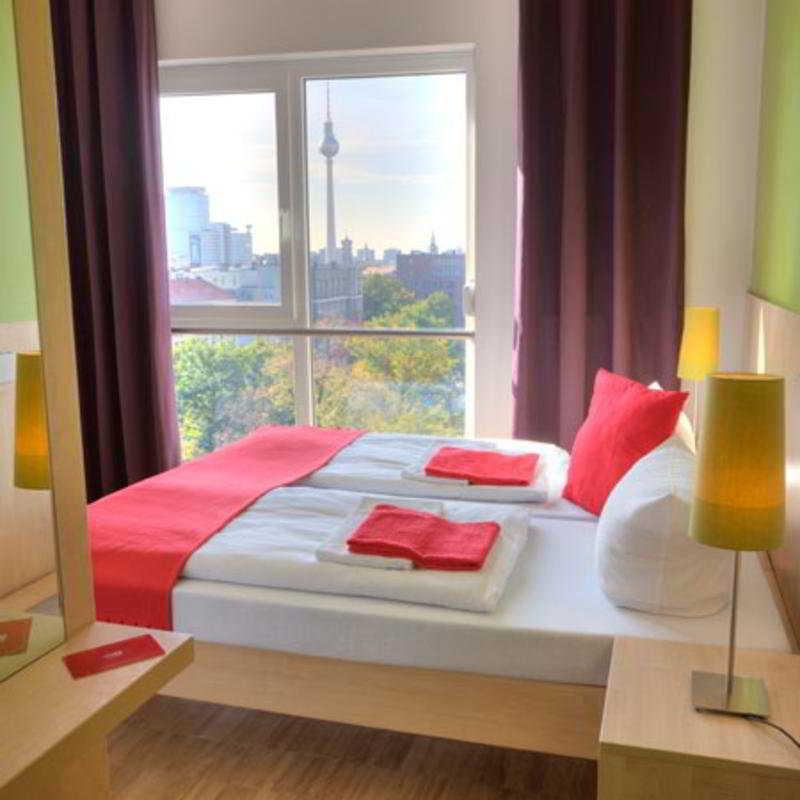 Meininger Hotel Berlin Alexanderplatz Bagian luar foto