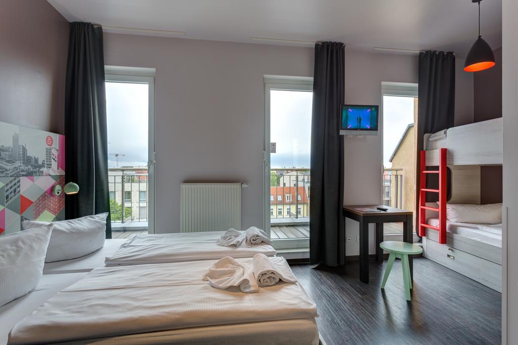 Meininger Hotel Berlin Alexanderplatz Bagian luar foto