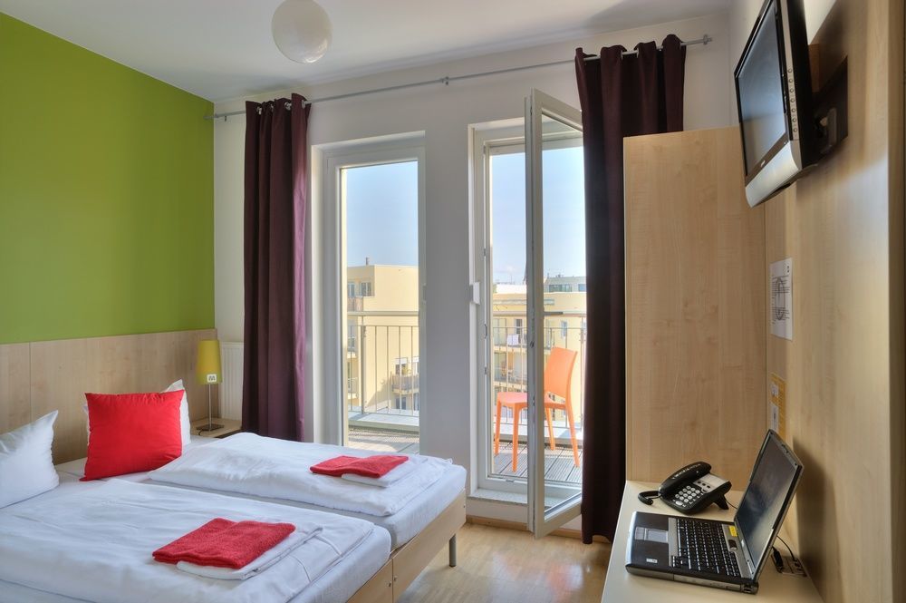 Meininger Hotel Berlin Alexanderplatz Bagian luar foto