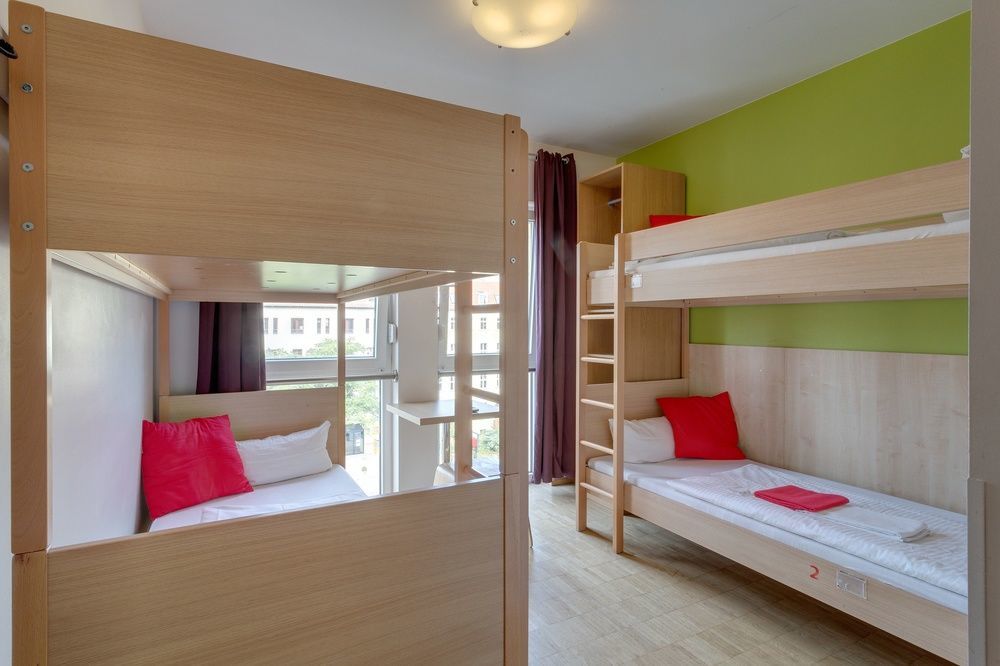 Meininger Hotel Berlin Alexanderplatz Bagian luar foto