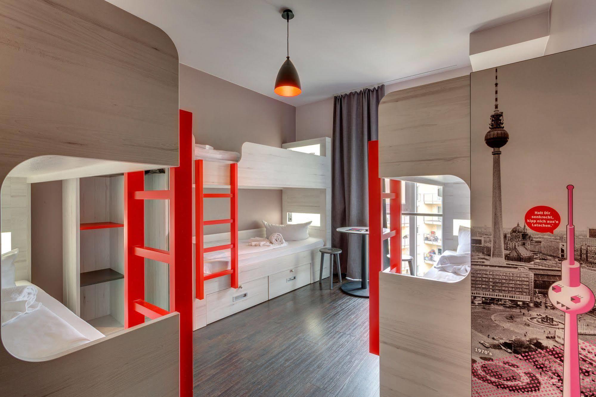 Meininger Hotel Berlin Alexanderplatz Bagian luar foto